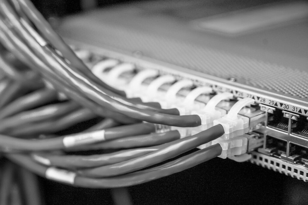 photo d'un switch avec des c^bles connecté dessus